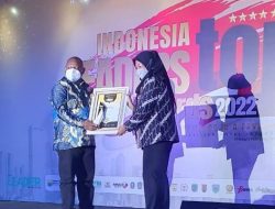 Kadis Kominfo Kabupaten Jayapura Gustaf Griapon Terima Indonesia Leader Top Award 2022
