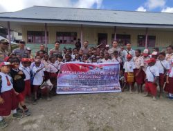 Bantuan Sepatu untuk Anak-anak SD yang Membutuhkan di Intan Jaya