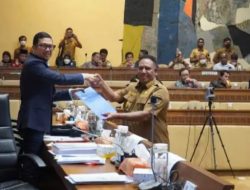 Penjabat Gubernur Papua Barat Paulus Waterpauw Serahkan Naskah Akademik Calon DOB Provinsi Papua Barat Daya ke DPR RI