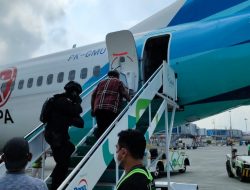 Brimob Polda Papua Kawal Keberangkatan Bupati Eltinus Omaleng dan Penyidik KPK ke Jakarta