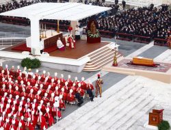 Paus Emeritus Benediktus XVI Juga Mendoakan Papua: Ratusan Ribu Umat Hadiri Misa Requiem di Basilika Santo Petrus Vatikan