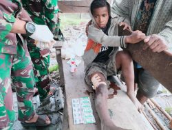 Mantri Kostrad Berikan Pertolongan kepada Warga Distrik Dal, Kabupaten Nduga, Papua
