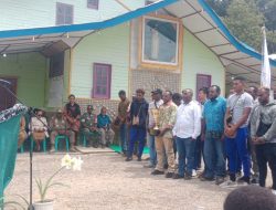 Uskup Jayapura Mgr Yanuarius You Doakan Tim Persipani Paniai di Halaman Gereja Santu Yusuf Enarotali