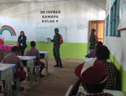 Yermias Wosiri dan Rekan-rekannya Ngajar Wasbang kepada Murid SD Inpres Komopa Aradide, Paniai