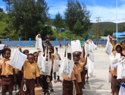 Pemeriksaan Kesehatan dan Pembagian Alat Tulis di SD Kepas Kopo, Kabupaten Paniai
