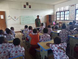 Boy Manik dan Soleman Demotokay Tampil Memotivasi Siswa dan Siswi SD Inpres Obano, Paniai