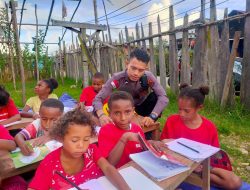 Kemampuan Literasi Puluhan Anak Putus Sekolah di Distrik Oksibil Meningkat Berkat Program Si Ipar