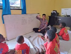 Personil Satgas Cartenz Puncak Ajari Anak-anak Mengenal Huruf, Membaca, dan Berhitung