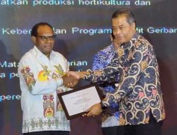 Bupati Keerom Piter Gusbager Raih Penghargaan Tokoh Indonesia Pendorong Ekonomi Kerakyatan