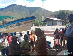 Penjabat Bupati Dogiyai Petrus Agapa Serahkan Dua Unit Speedboat untuk Warga Distrik Kamuu Selatan