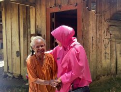 Bhayangkari Cabang Tolikara Serahkan Bantuan kepada Perwakilan Rumah Ibadah dan Warga Lansia