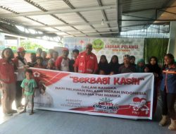 John Rettob Bersama Keluarga Besar PMI Mimika Berbagi Kasih di Empat Panti Asuhan
