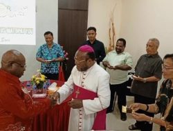 Kado HUT ke-63 Putra ‘Profesor’ Lukas, Alo Giyai Serahkan 5 Hektar Tanah untuk Bangun Gedung Unika Papua