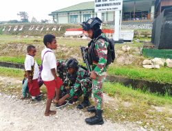 Hadiah Sepatu Baru Untuk Siswa SD YPPK St Mikhail Mogouda Deiyai