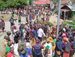 Penjabat Bupati Intan Jaya Apolos Bagau dan Rombongan Borong Jualan Mama-mama Papua di Pasar Yokatapa Sugapa