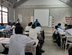 Sekretaris Dinas Pendidikan Remain Gurik Kunjungi Para Siswa dan Siswi Asal Tolikara di SMP Lentera Tangerang