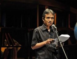 Puisi: Minggu Pagi di Sebuah Puisi dan Celana Ibu Karya Joko Pinurbo
