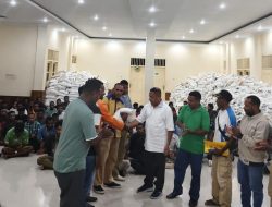 Bupati Spei Serahkan 40 Ton Beras Kepada Mahasiswa dan Pelajar Asal Pegunungan Bintang