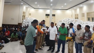 Bupati Spei Bidana Serahkan 40 Ton Beras Kepada Mahasiswa dan Pelajar Asal Kabupaten Pegunungan Bintang di Tiga Kota Studi