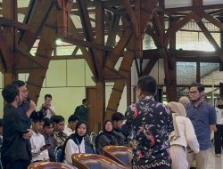 Mahasiswa ITB Demo di Depan Stafsus Presiden Billy Mambrasar Terkait Kenaikan Uang Kuliah Tunggal