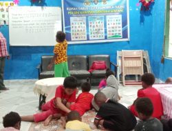 Srikandi Cyloop Gunakan Kertas Bekas Mengajar Anak-Anak Dalam Program Gabus Kapolres Jayapura