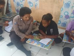 Srikandi Cycloop Polres Jayapura Bantu Anak-Anak dan Mama Terampil Baca dan Tulis Melalui Gabus