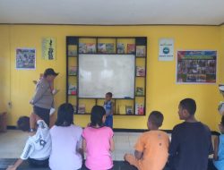 Bhabinkamtibmas Polsek Depapre Rutin Ajarkan Anak-anak Agar Semakin Mahir Membaca