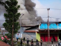 Massa yang Diduga Asal Tolikara Bakar Kantor Komisi Pemilihan Umum Provinsi Papua Pegunungan