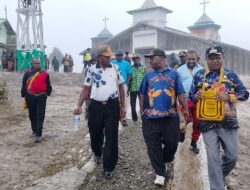 Penjabat Bupati Marten Ukago Sebut Potensi Anggrek di Dogiyai Melimpah Jadi Andalan Membuat Noken