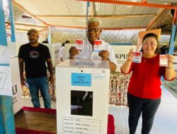 Calon Bupati Kabupaten Mimika Nomor Urut 1 John Rettob dan Keluarga Coblos di TPS 7 Pasar Sentral