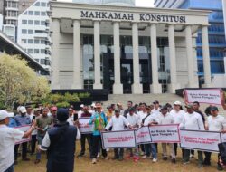 Diduga Lakukan Pelanggaran TSM Massa Demo di MK Minta Batalkan Paslon Meki-Deinas di Pilkada Papua Tengah