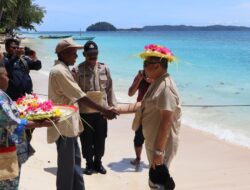 Ondoafi Godlif dan Istrinya Sambut Wakapolda Papua Ramadhani Bersama Rombongan di Pulau Liki