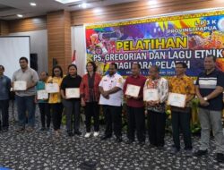 Ketua LP3K Provinsi Papua Elpius Hugi Resmi Tutup Pelatihan Paduan Suara Gregorian dan Lagu Etnik