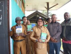 Pegiat Literasi Sumbang Empat Buku Karyanya di Almamater SMA Negeri 1 Tiom Kabupaten Lanny Jaya