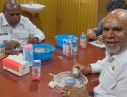 Setiba di Nabire Usai Dilantik Presiden, Gubernur Papua Tengah dan Wakil Gubernur ‘Dikasi Makan’ Tisu