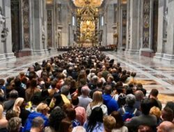 Puluhan Ribu Pelayat Antri Memberi Penghormatan Terakhir Jenazah Sri Paus di Basilika Santo Petrus