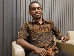 Putra Mendiang Eks Karyawan PT Freeport Indonesia Jadi Cleaning Service Bantu Ibunya Biayai Kuliah