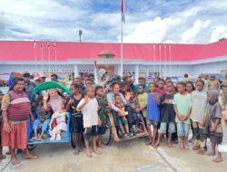 Dr Velix Wanggai dan Istrinya Tinggalkan Papua Pegunungan, Naik Becak Menuju Bandara Wamena
