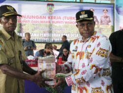 Bupati Kabupaten Waropen FX Mote Serahkan Rp 18,4 Miliar Dana Desa Tahap Pertama Tahun 2025
