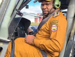 Tergugah Unggahan Video Warga, Bupati Intan Jaya Aner Maisini Naik Helikopter Kunjungi Distrik Ugimba