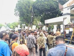 Ratusan Mahasiswa Puncak Seluruh Indonesia Unjuk Rasa di Depan Kantor Kementerian Dalam Negeri