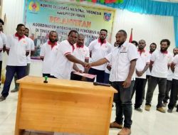 Yanpit Nawipa Lantik 24 Pengurus KONI Tingkat Distrik