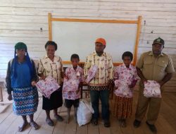 Kepala Kampung Pugatadi I Bantu Pakaian Batik untuk Murid SD YPPK Pugatadi I
