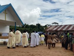 Uskup Suharyo Berkati Gereja Epomani Keuskupan Timika