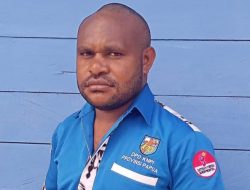 Bupati Dogiyai Yakobus Dumupa Terima Penghargaan DPD KNPI Papua