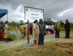 Intelektual Papua FX Mote Penuhi Undangan Pihak SMA YPK Fransiskus Xaverius Mote Waropen