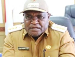 Bupati Ateng Edowai Bantu Rp. 500 Juta dan 100 Ekor Babi Untuk Panitia Pelantikan Enam Pengurus Klasis Koordinator Deiyai Gereja Kingmi di Tanah Papua