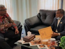 Ketua KI Papua Wilhelmus Pigai Bertemu Wakil Bupati Mimika John Rettob Bahas Dua Agenda