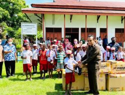 Anggota DPR H. Sulaeman Hamzah Bantu Sepatu untuk Siswa SD Nusantara 1 Merauke