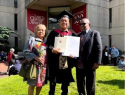 Wisuda S-2 di Universitas Harvard Didampingi Orangtua, Staf Khusus Presiden asal Papua Billy Mambrasar Terharu